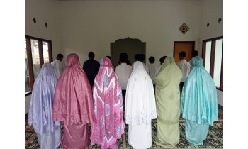 SMPN 7 IT DOMPU RUTIN MELAKSANAKAN SHALAT BERJAMAAH 