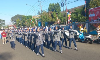 PENAMPILAN SISWI SMP NEGERI 7 IT DOMPU SANGAT MEMUKAU