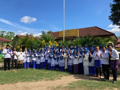Keluarga Besar SMPN 7 IT Dompu mengucapkan Selamat Hari Guru