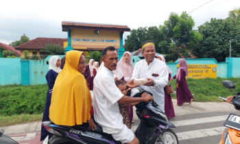 Keluarga Besar SMPN7 IT DOMPU Berbagi Takjil