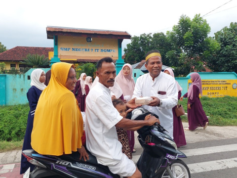 Keluarga Besar SMPN7 IT DOMPU Berbagi Takjil